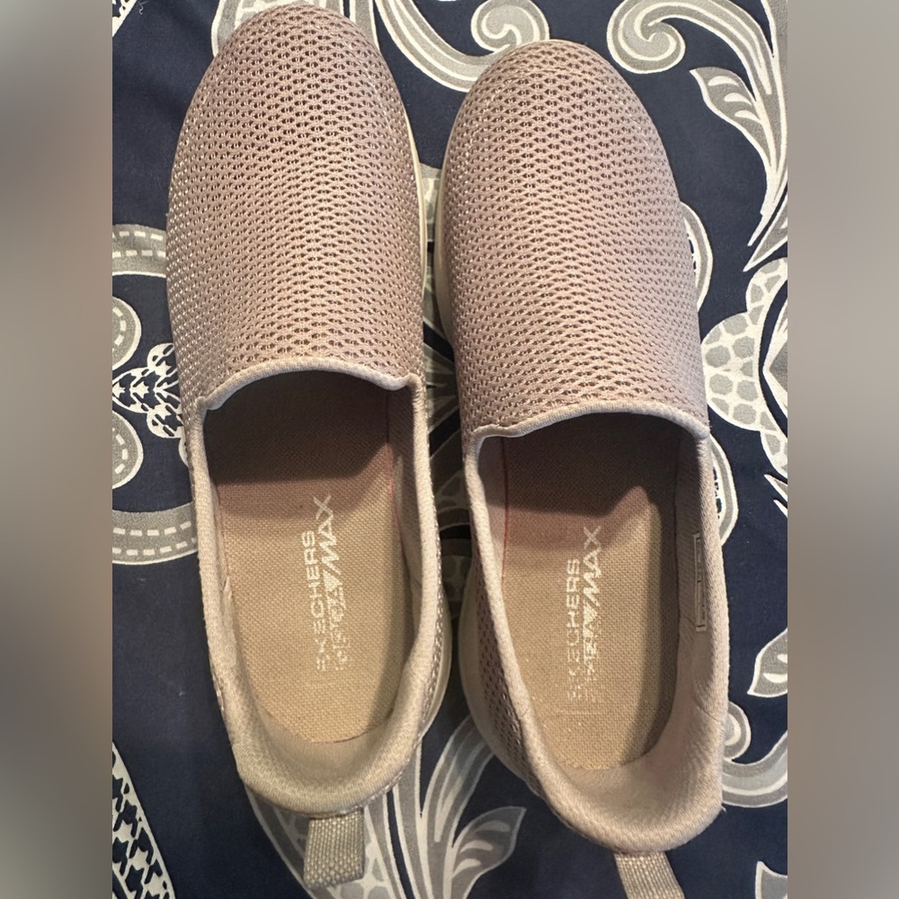 Sketchers size 7 slipons. So comfortable!